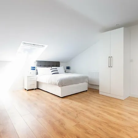 Skyvillion - Cozy In Town With Free Parking & Wifi Apartment Enfield
