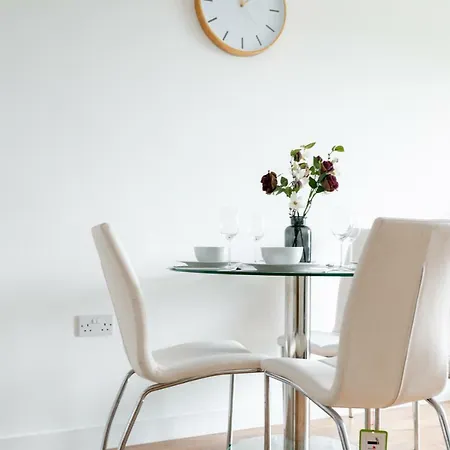 Skyvillion - Cozy In Town With Free Parking & Wifi