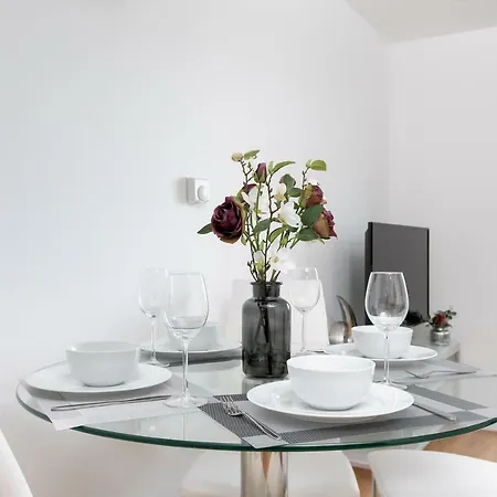 Skyvillion - Cozy In Town With Free Parking & Wifi *