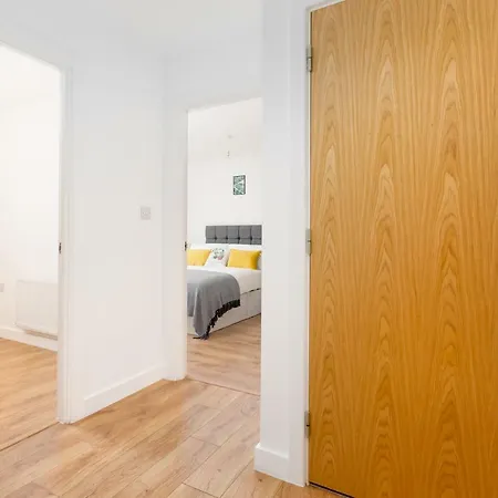 Skyvillion - Cozy In Town With Free Parking & Wifi Apartment Enfield