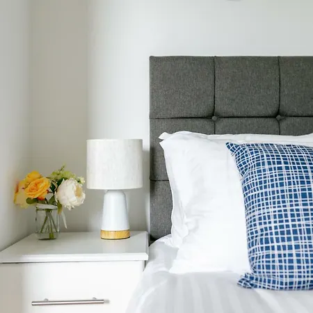 Skyvillion - Cozy In Town With Free Parking & Wifi * Enfield