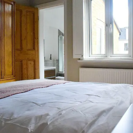 3 Bedroom Family House With A Superb Kitchen And Garden