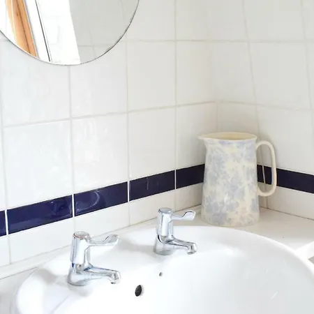 3 Bedroom Family House With A Superb Kitchen And Garden *