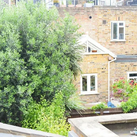 3 Bedroom Family House With A Superb Kitchen And Garden Holiday home *