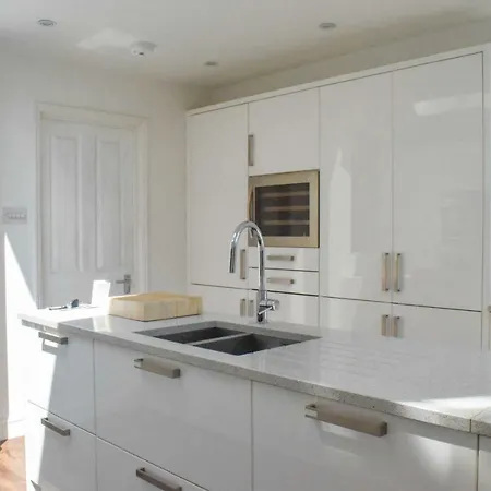 Holiday home 3 Bedroom Family House With A Superb Kitchen And Garden *