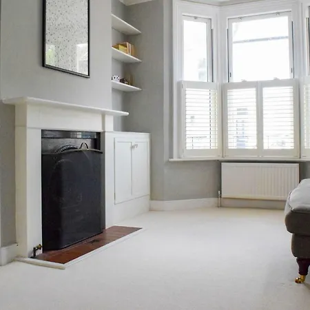 3 Bedroom Family House With A Superb Kitchen And Garden Holiday home