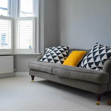 3 Bedroom Family House With A Superb Kitchen And Garden Holiday home *