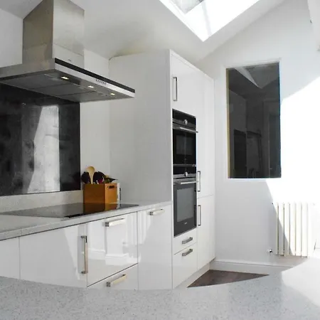 3 Bedroom Family House With A Superb Kitchen And Garden London
