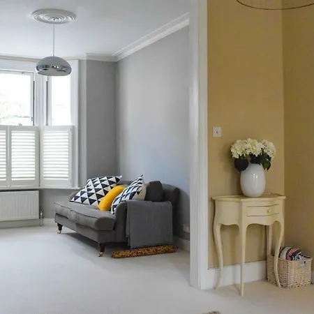3 Bedroom Family House With A Superb Kitchen And Garden Holiday home *