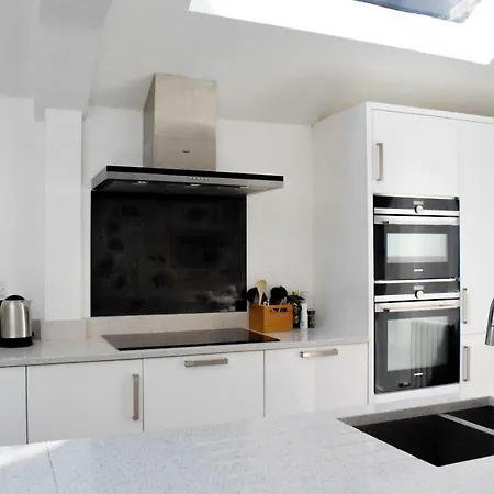 Holiday home 3 Bedroom Family House With A Superb Kitchen And Garden