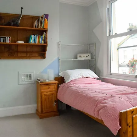 3 Bedroom Family House With A Superb Kitchen And Garden Holiday home *