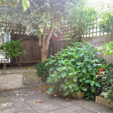 Holiday home 3 Bedroom Family House With A Superb Kitchen And Garden *