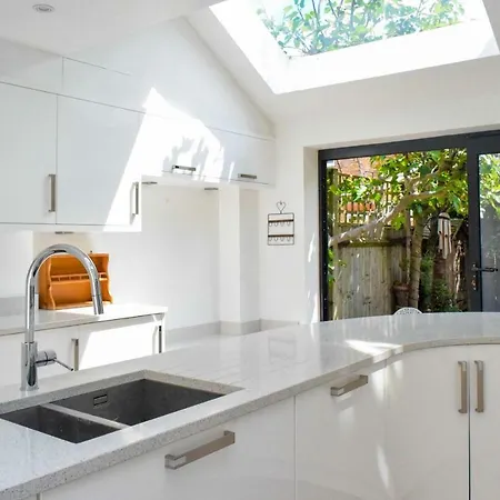 Holiday home 3 Bedroom Family House With A Superb Kitchen And Garden London