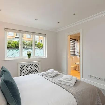 Holiday home Joivy Stunning 6-bed House Near Harrods In Knightsbridge