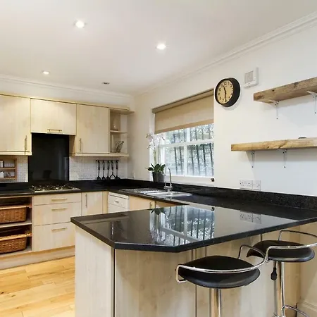 Chenies Mews Apartment