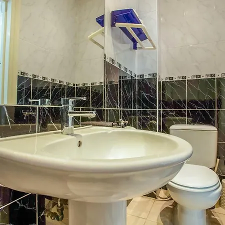 Oyo Lifestyle Golden Guest house 3*