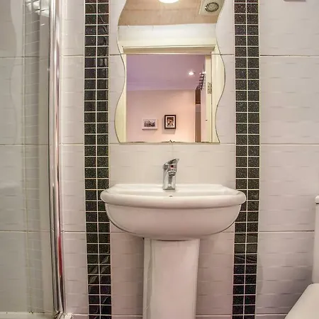 Oyo Lifestyle Golden Guest house