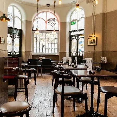Hostel Publove @ The Rose & Crown London