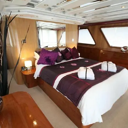 Hotel Absolute Pleasure Yacht London