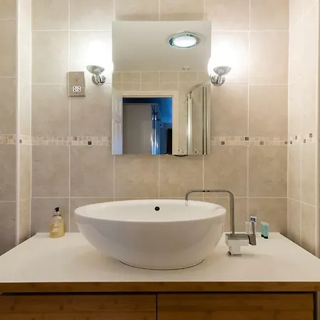 Canary Central Apartment London