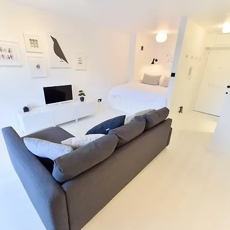 Minimalist Studio With Balcony In Kensington, Sleeps 4 * Лондон
