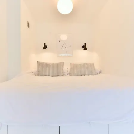 Minimalist Studio With Balcony In Kensington, Sleeps 4 Апартаменты Лондон