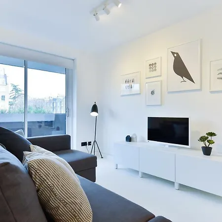 Minimalist Studio With Balcony In Kensington, Sleeps 4 Лондон
