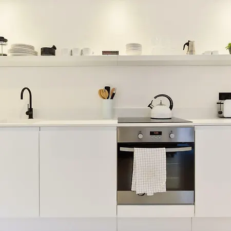 Minimalist Studio With Balcony In Kensington, Sleeps 4 Апартаменты