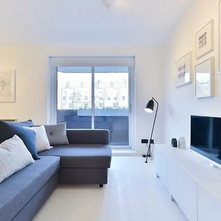 Minimalist Studio With Balcony In Kensington, Sleeps 4 Lägenhet *