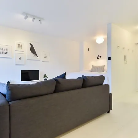 Minimalist Studio With Balcony In Kensington, Sleeps 4 * London