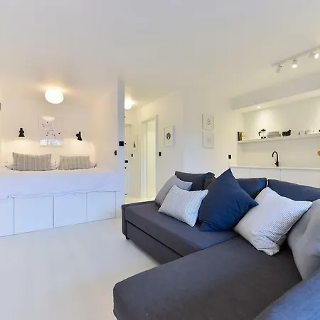 Minimalist Studio With Balcony In Kensington, Sleeps 4 *