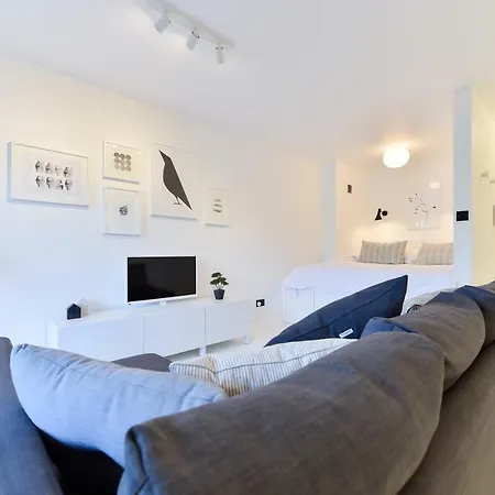 Minimalist Studio With Balcony In Kensington, Sleeps 4
