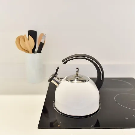 Апартаменты Minimalist Studio With Balcony In Kensington, Sleeps 4