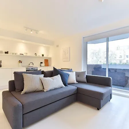 Minimalist Studio With Balcony In Kensington, Sleeps 4 Апартаменты Лондон