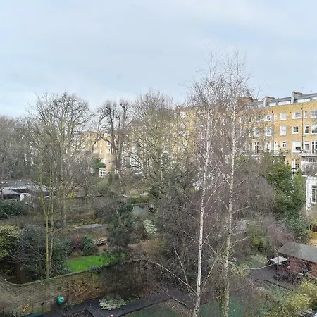 Minimalist Studio With Balcony In Kensington, Sleeps 4 *