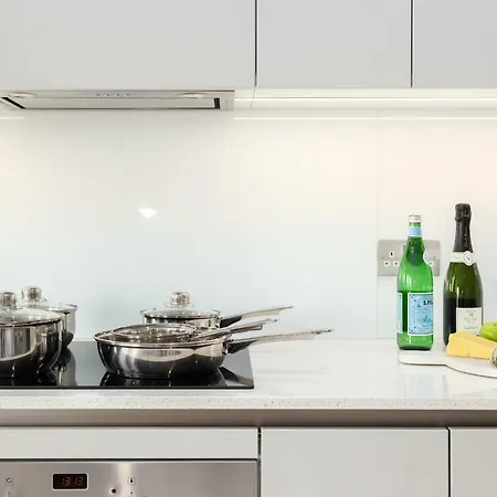 公寓 Two Bedroom Serviced With Balcony In Weymouth Building, Deacon Street *