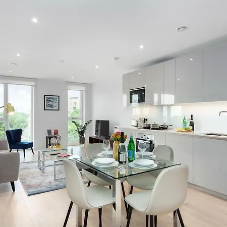 Two Bedroom Serviced With Balcony In Weymouth Building, Deacon Street 公寓