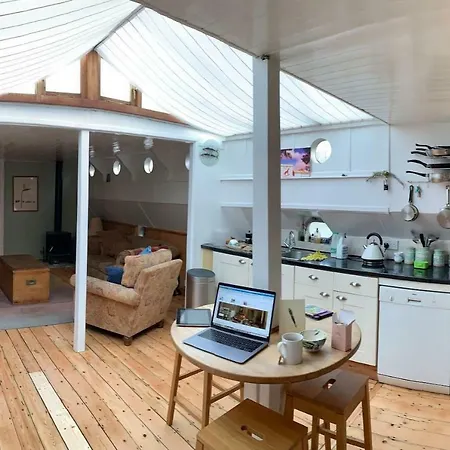 The Bush Houseboat - Kew Bridge Gardens, Holiday home