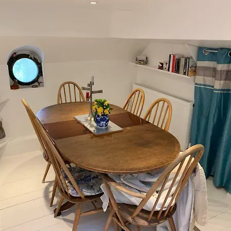 The Bush Houseboat - Kew Bridge Gardens,