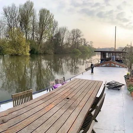 The Bush Houseboat - Kew Bridge Gardens, London