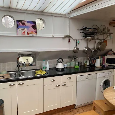 The Bush Houseboat - Kew Bridge Gardens, * London