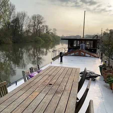 The Bush Houseboat - Kew Bridge Gardens, Holiday home *