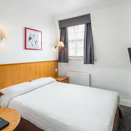 Oyo Townhouse New England, Victoria Hotell 3*