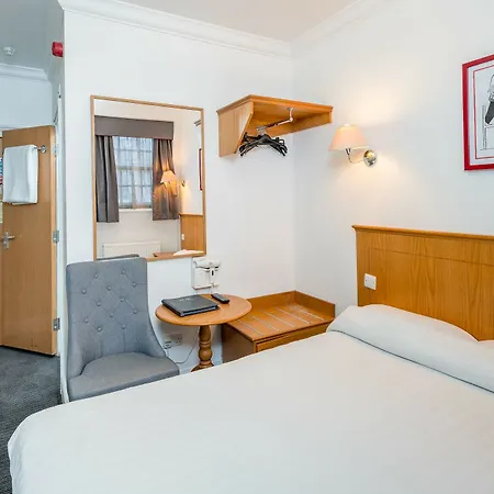 Oyo Townhouse New England, Victoria London