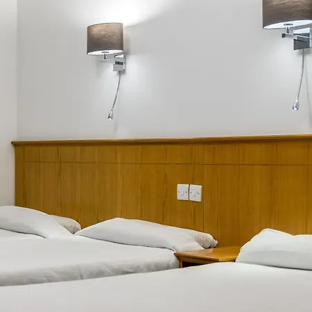 Oyo Townhouse New England, Victoria Hotell