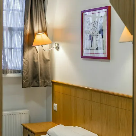 Oyo Townhouse New England, Victoria Hotell 3*