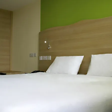 Western Queens Crystal Palace Отель 3*