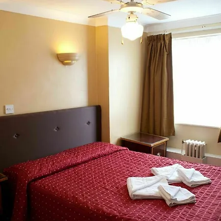 Rose Court Hotel 3*