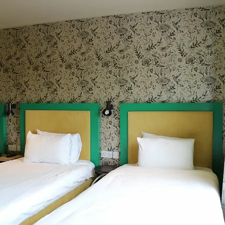 Western Queens Crystal Palace 3*