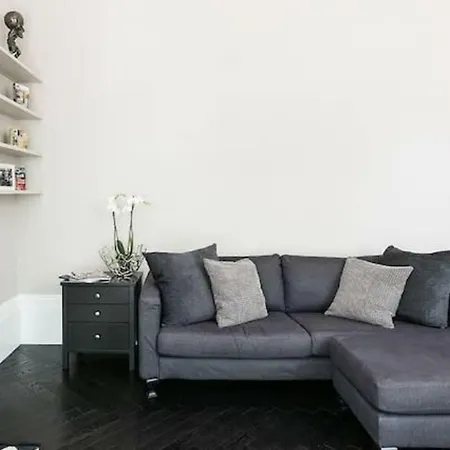 Punk Hip - Plush 1-bed In Camden Town London